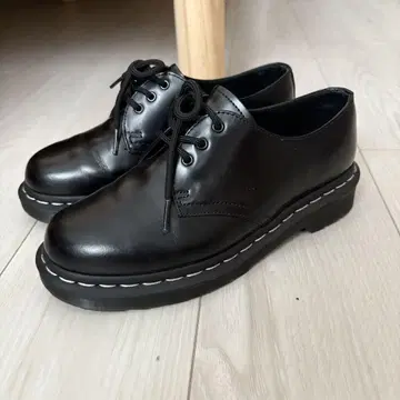 닥터마틴 1460 3홀 화이트 스티치 UK4(23cm)