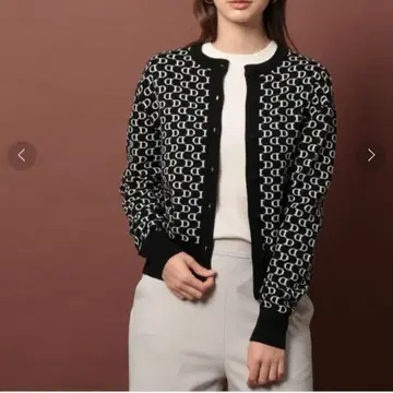 DRESSTERIOR D 모노그램 자카드 가디건 [ 앙상블 가능 ]