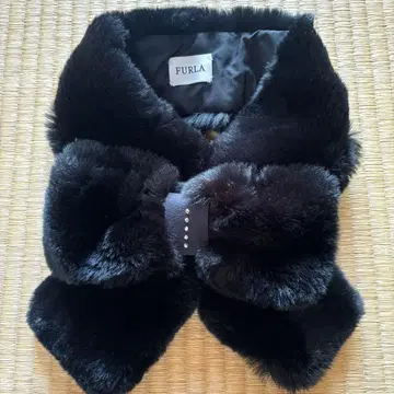 FURLA 블랙 퍼 머플러