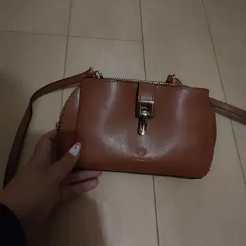 브라운 숄더백 합성 피혁