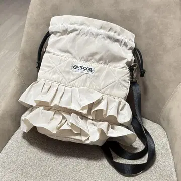 OUTDOOR PRODUCTS 퀼팅 프릴 백 베이지