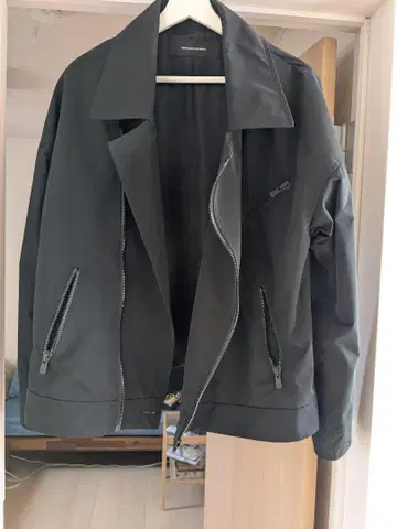 블랙 나일론 자켓 지퍼 포함