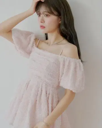 오프숄더 핑크 프릴 상의