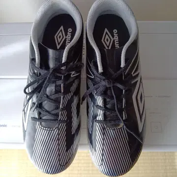 새상품급 Umbro 축구화 블랙/실버