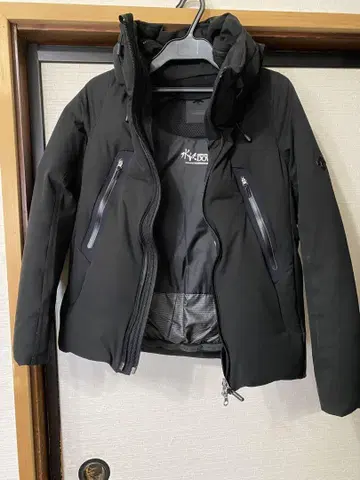 블랙 다운 자켓 후드 부착