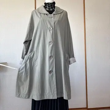 여성용 트렌치코트 모스그레이 앞 버튼 포인트 고급 도시풍
