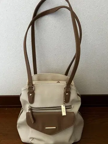 베이지와 브라운의 숄더백