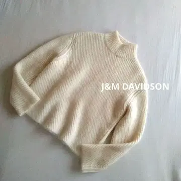 새상품급 J&M DAVIDSON 키드모헤어 모크넥 니트 크림 S