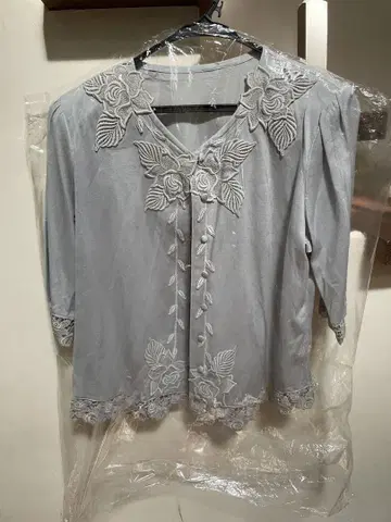 그레이 자수 칠부 소매 블라우스