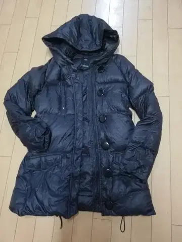 AZUL 아즐의 블랙 다운 코트 S 사이즈 다운 90 페더 10