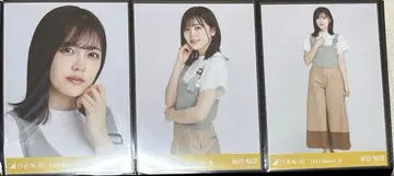 시바타 유나 브로마이드 화이트 T셔츠 코디 컴프