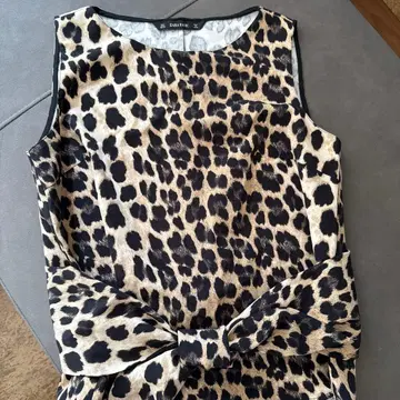 ZARA BASIC 레오파드 무늬 슬리브리스 L
