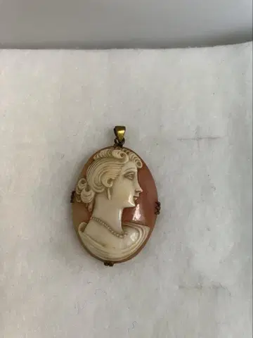 이탈리아제 빈티지 카메오 목걸이 여성의 옆모습
