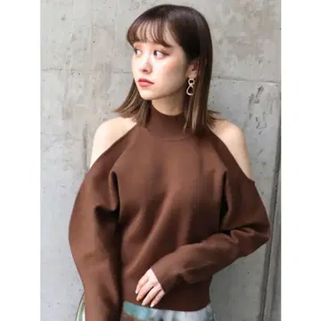 MURUA 브라운 숄더 오픈 니트 터틀넥