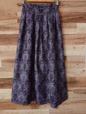 axes femme 로즈 가랜드 패턴 롱 스커트 차콜