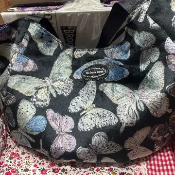 Think Bee! 나비 패턴 토트백 가격 인하했습니다