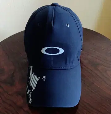 Oakley 블랙 캡 그래픽 디자인