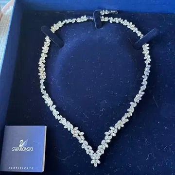 미란다 커 Swarovski 플라워 모티브 목걸이
