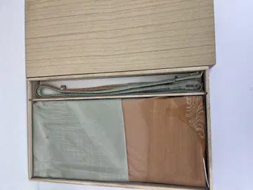 연한 녹색과 오렌지색 오비 장식 천