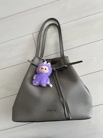 FURLA 그레이 핸드백 러브브 부착