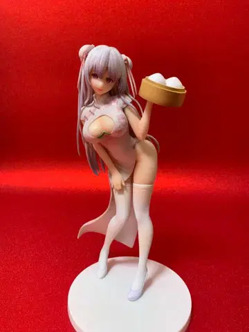 애니메이션 피규어 만두 들고 있는