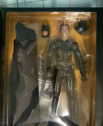 배트맨 비긴즈 배트맨 1/6 피규어