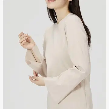 Mila Owen 성인 베이지 플레어 소매 니트 상의
