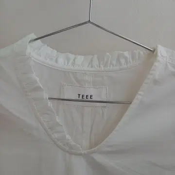 TEEE 화이트 V넥 긴팔 셔츠