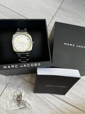 MARC JACOBS 별 모양 손목시계