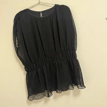 로페피크닉 셔링 도트 블라우스