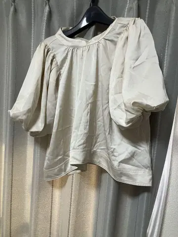 크림색 퍼프 슬리브 블라우스