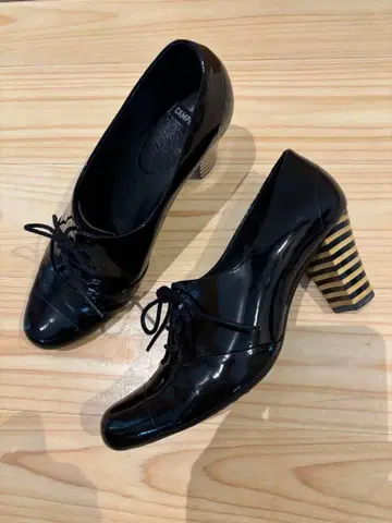 캠퍼 에나멜 레이스업 펌프스 부티 블랙 37