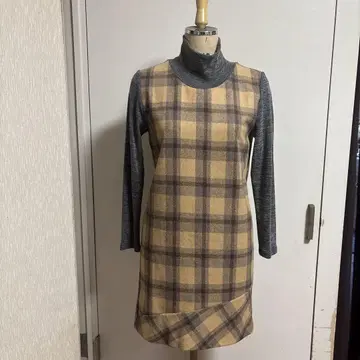 체크 무늬 터틀넥 원피스