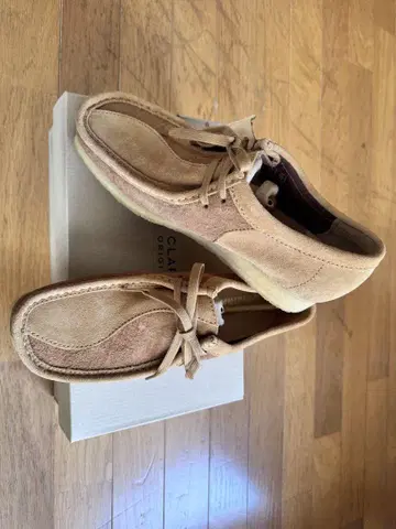 클락스 왈라비 베이지 스웨이드 캐주얼 슈즈