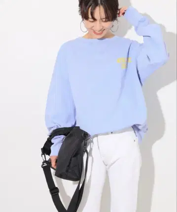 저널 스탠다드 리룸 HOLIDAYS COMFORT 로고 맨투맨