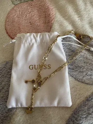 GUESS 하트와 열쇠 목걸이