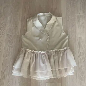 아이보리 더블 버튼 프릴 베스트