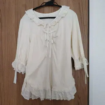 론 프릴 카라 부착 티셔츠