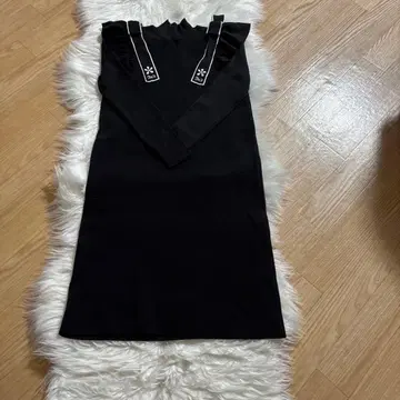 장식이 달린 블랙 긴팔 원피스
