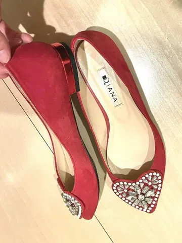 새상품급 DIANA 빨간색 비쥬 장식 플랫슈즈