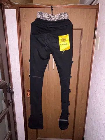 GUAPI 블랙 슬림핏 팬츠