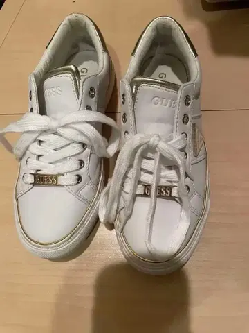 (새상품급) GUESS 화이트 골드 스니커즈