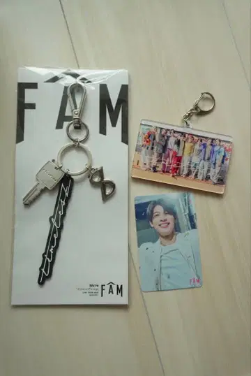 FAM 키링과 포토 카드 세트