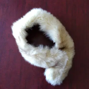 퍼 옷깃 크림색