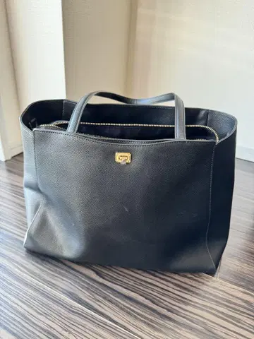 블랙의 심플한 토트백
