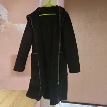 후드 부착 블랙 무스탕 코트