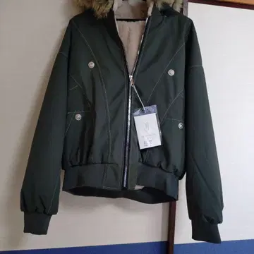 올리브 그린 퍼 포함 봄버 자켓
