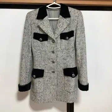 그레이와 블랙의 테일러드 자켓