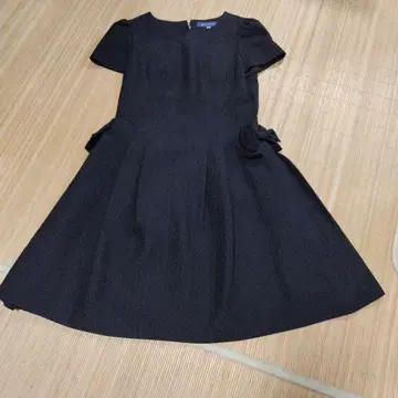 블랙 무릎 기장 원피스 반팔 사이드 리본 포함