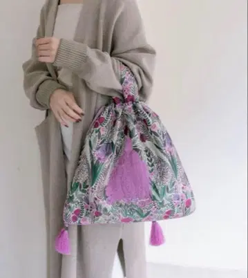 새상품급 이아파피요네 태슬 자수 꽃무늬 토트백 SUMi STYLE